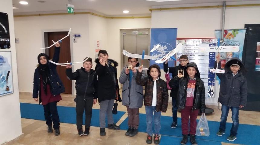 Model uçak yapmayı öğrendiler