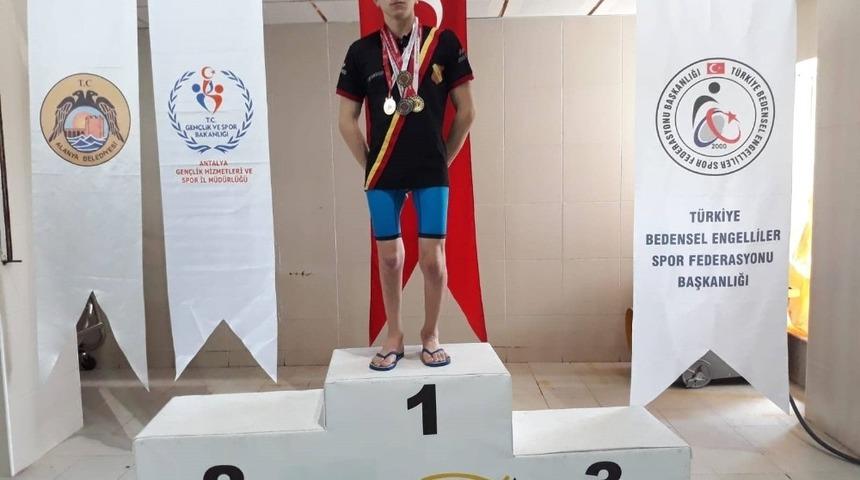 Bedensel engelli Metihan Ender Ulaş b&uuml;y&uuml;k başarısı