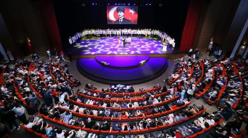 Hekim adayları beyaz &ouml;nl&uuml;k giydi