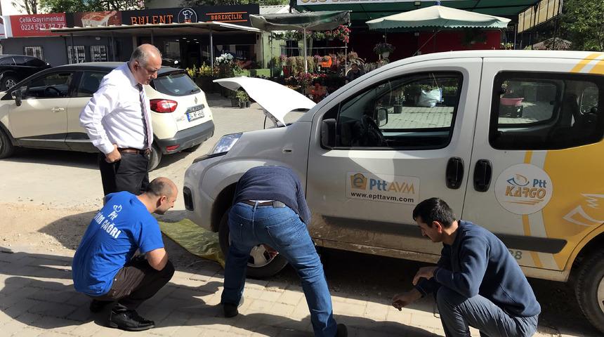 PTT aracının motoruna giren kediyi &ccedil;alışanlar &ccedil;ıkardı