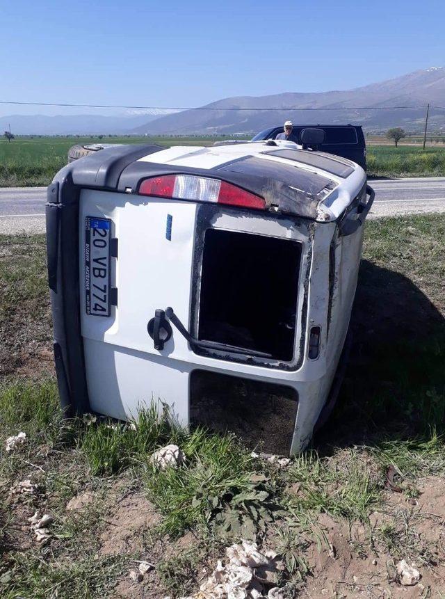 Hafif ticari araç devrildi 1 kişi yaralandı