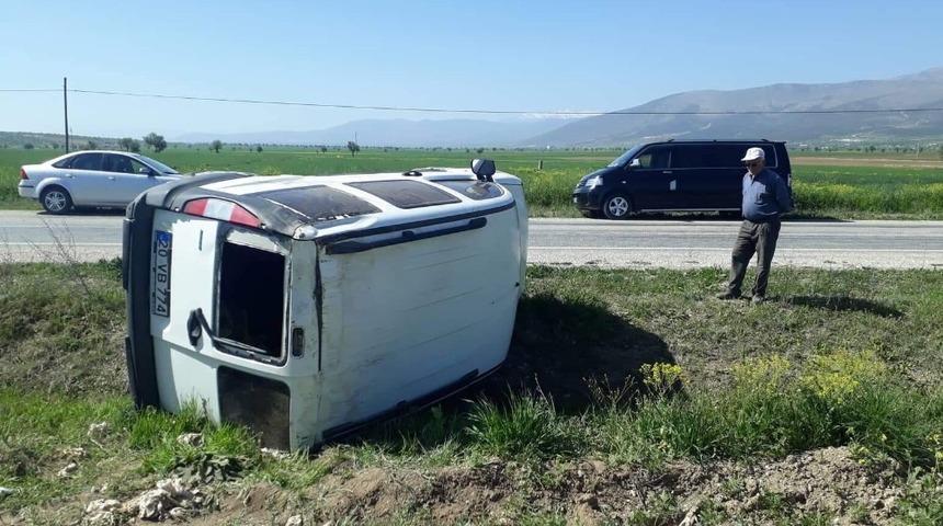 Hafif ticari araç devrildi 1 kişi yaralandı