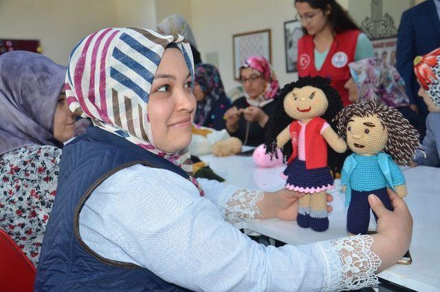 Kimsesiz çocukların yüzünü bez bebeklerle güldürecekler