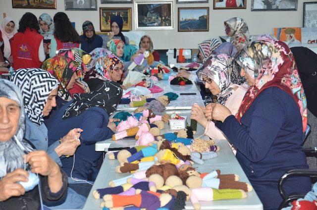 Kimsesiz çocukların yüzünü bez bebeklerle güldürecekler