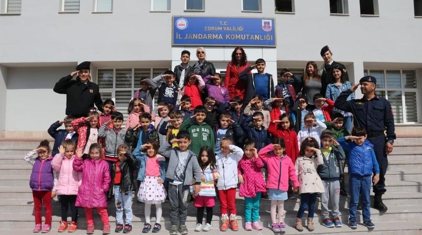 Minik &ouml;ğrenciler Jandarmayı gezdi