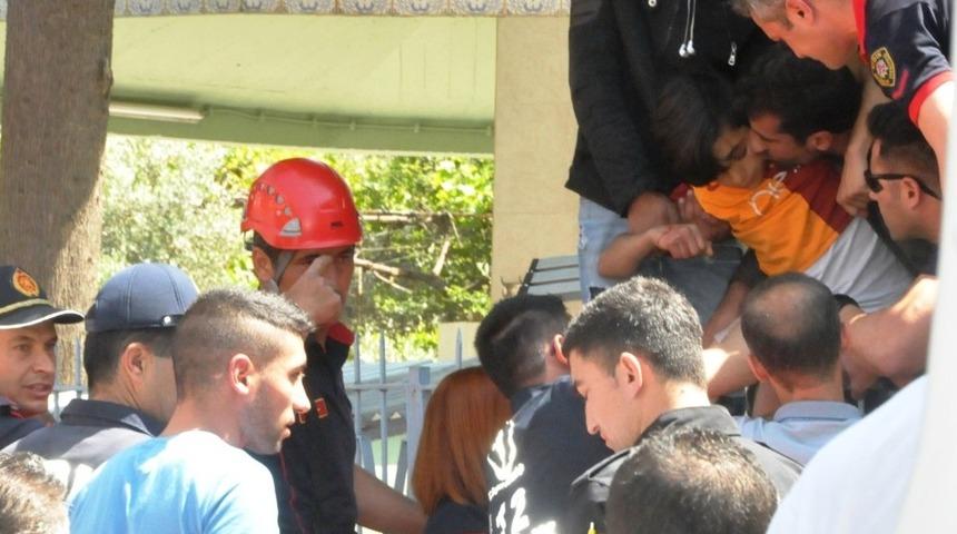 Bacağına demir saplanan &ccedil;ocuğu itfaiye kurtardı