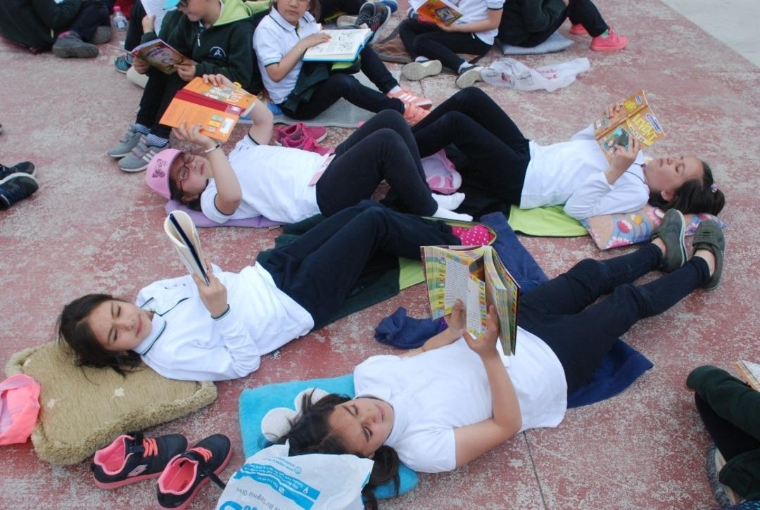 G&uuml;neşli havada kitap keyfi yaptılar