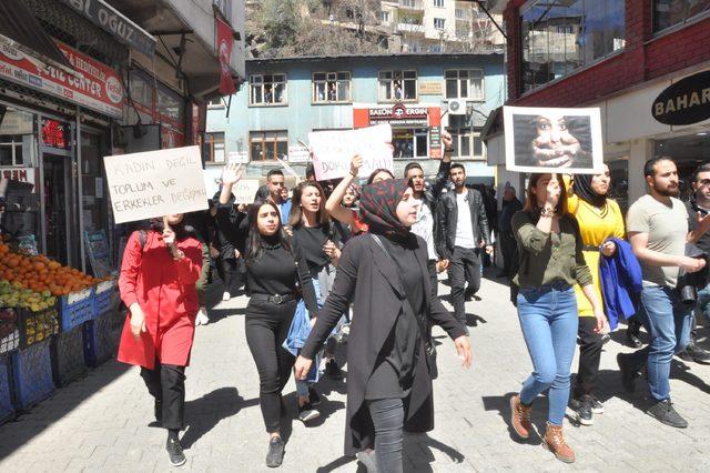 Bitlis'te üniversitelilerden istismar tepkisi