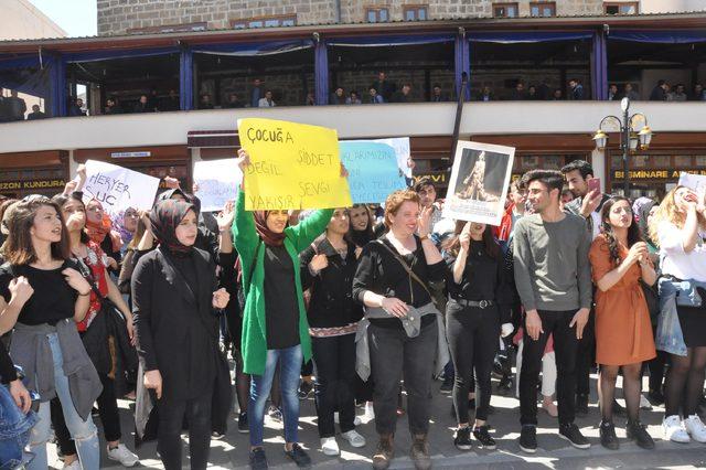 Bitlis'te üniversitelilerden istismar tepkisi