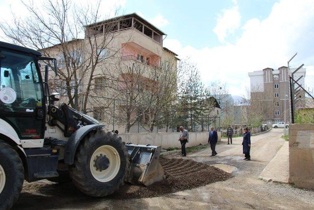 Oltu Belediyesi yol bakımlarını yapmaya başladı