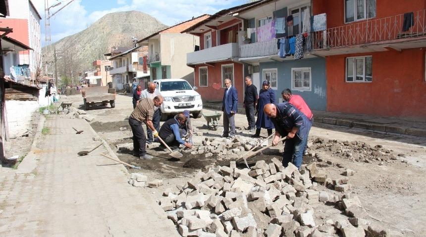 Oltu Belediyesi yol bakımlarını yapmaya başladı