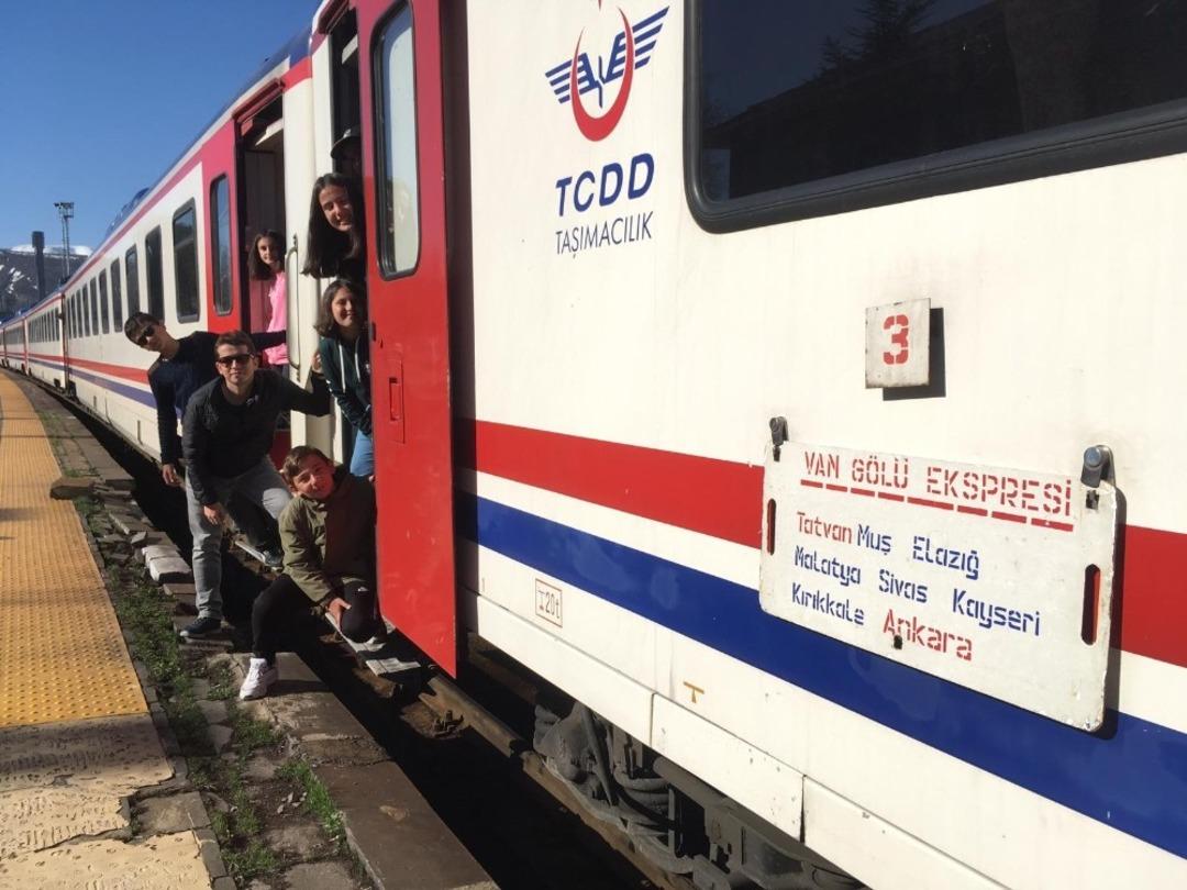 İstanbul&rsquo;dan gelen &ouml;ğrenciler, doğu illerini gezdi