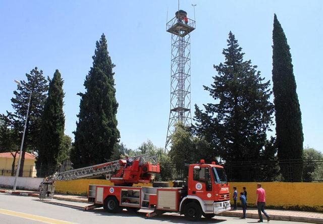 30 metrelik kuleye çıkan çocuk, itfaiye aracıyla indirildi