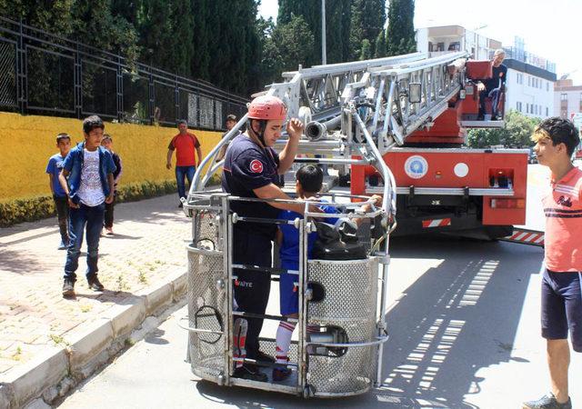 30 metrelik kuleye çıkan çocuk, itfaiye aracıyla indirildi