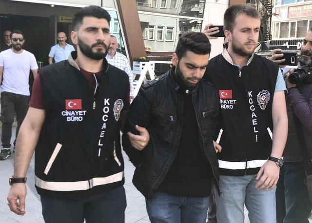 Kız kardeşlerinin gözü önünde anne ve babasını öldüren şahıs adliyeye sevk edildi