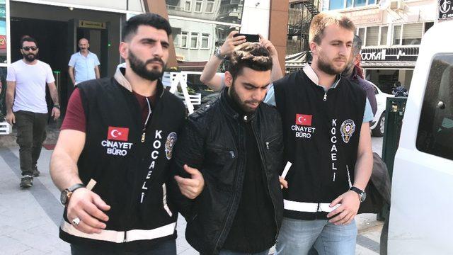 Kız kardeşlerinin gözü önünde anne ve babasını öldüren şahıs adliyeye sevk edildi