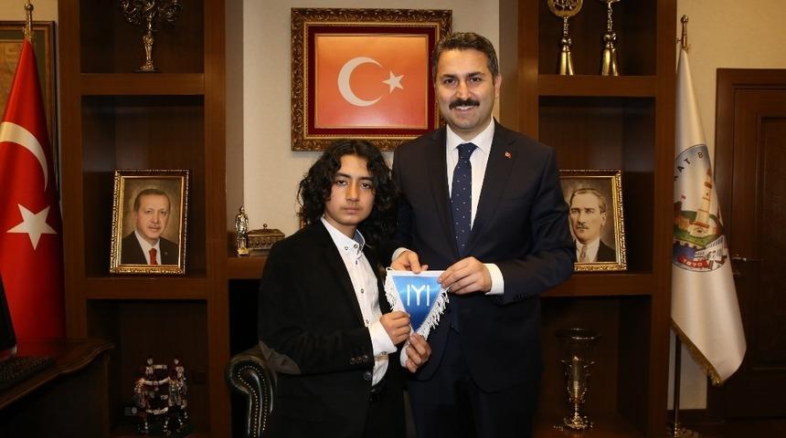 Tokatlı K&uuml;&ccedil;&uuml;k Osman Gazi, Başkan Eroğlu&rsquo;nu Ziyaret etti