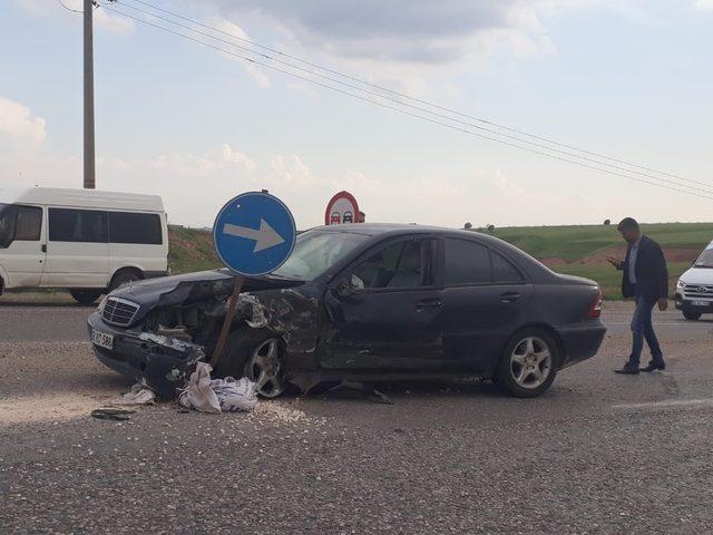 Kazaya karışan otomobillerden biri parçalara ayrıldı