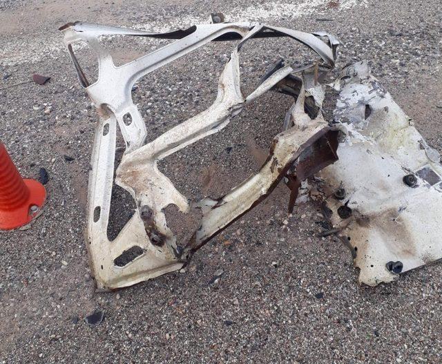 Kazaya karışan otomobillerden biri parçalara ayrıldı
