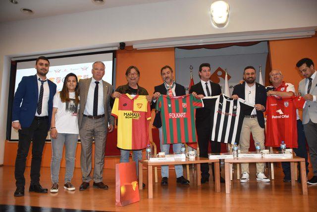 İzmir'de futbol ekonomisi konuşuldu