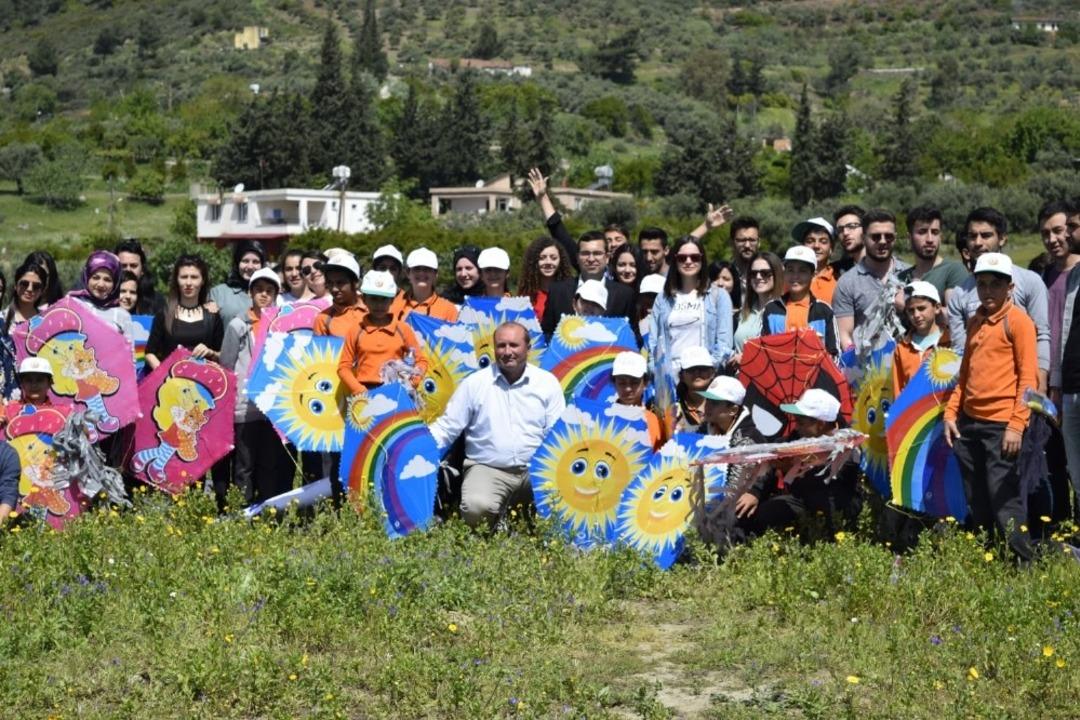 &Ouml;ğrencilerden y&uuml;z boyama ve u&ccedil;urtma şenliği