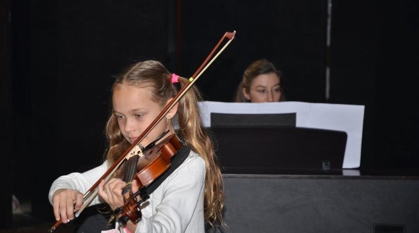 Kuşadası M&uuml;zik ve Balo Ortaokulu &ouml;ğrencilerinden d&ouml;nem sonu konseri