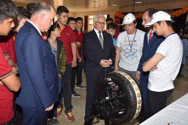 Orhan Abalıoğlu Mesleki ve Teknik Anadolu Lisesi bilim fuarı sergisinde