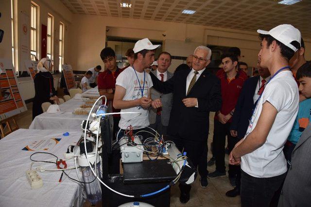 Orhan Abalıoğlu Mesleki ve Teknik Anadolu Lisesi bilim fuarı sergisinde