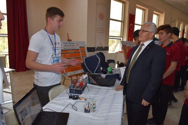 Orhan Abalıoğlu Mesleki ve Teknik Anadolu Lisesi bilim fuarı sergisinde