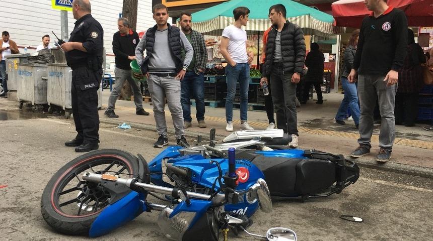 Motosikletin &ccedil;arptığı yaya yaralandı