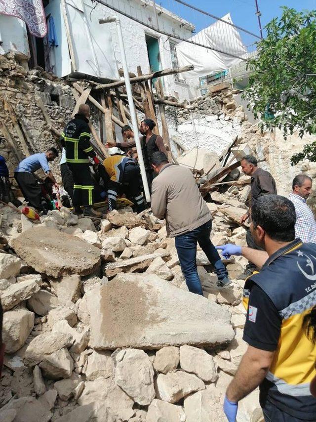 Çöken evin enkazı altında kalan kadın yaralandı