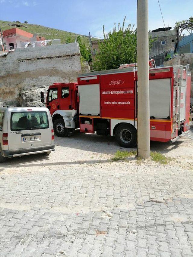 Çöken evin enkazı altında kalan kadın yaralandı