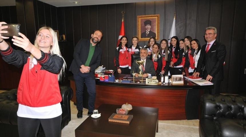 Rekt&ouml;r, OM&Uuml;&rsquo;n&uuml;n gururu hentbolcuları ağırladı