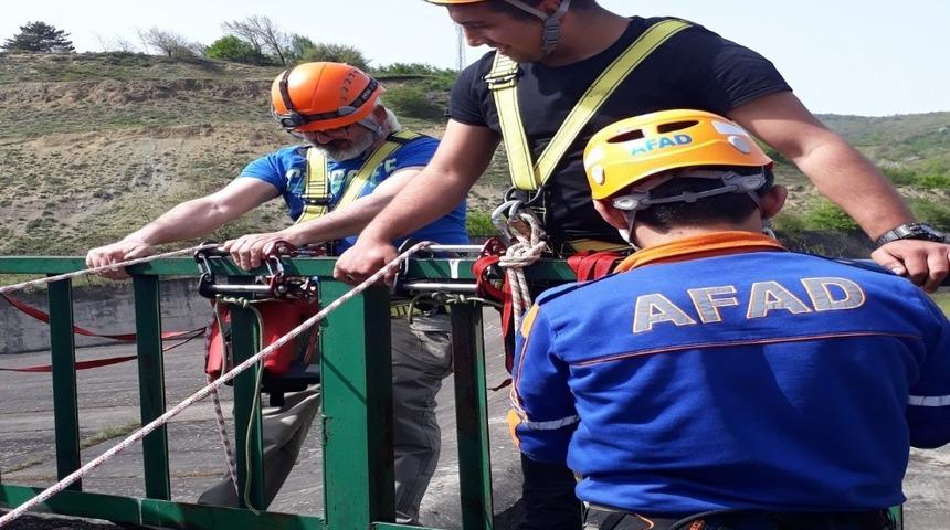 Polise arama kurtarma eğitimi