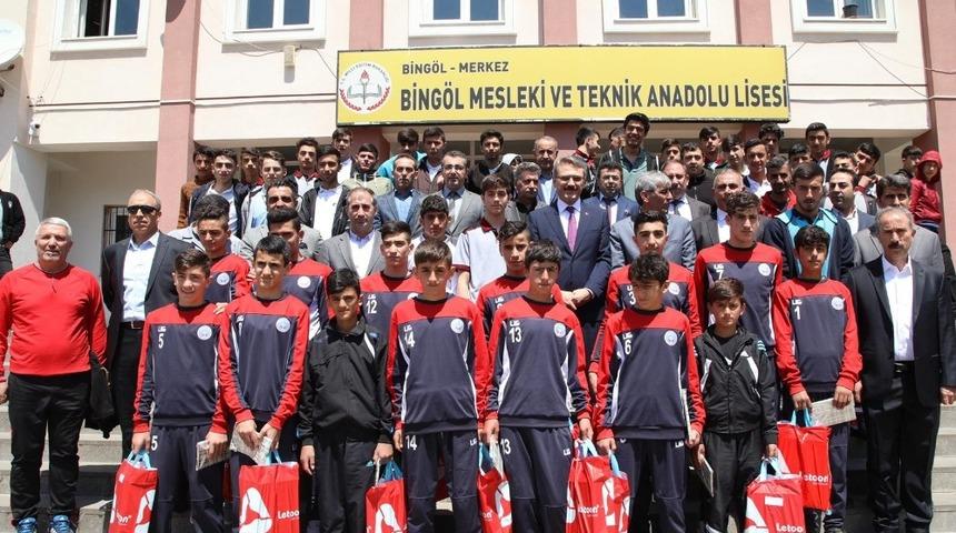 Vali Ekinci, dereceye giren &ouml;ğrencilerle bir araya geldi