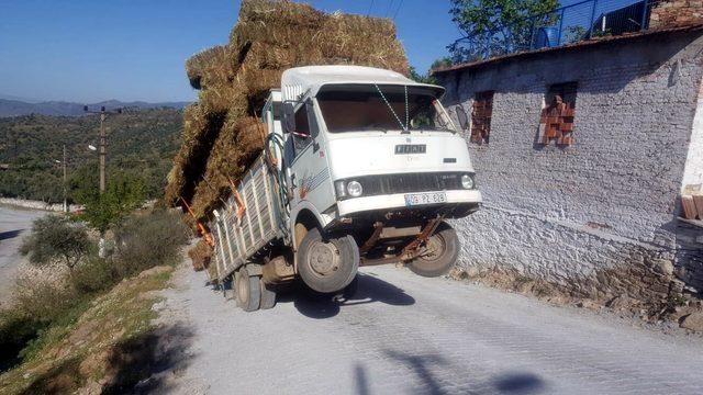 Rampa çıkan kamyon iki tekerlek üzerinde kaldı