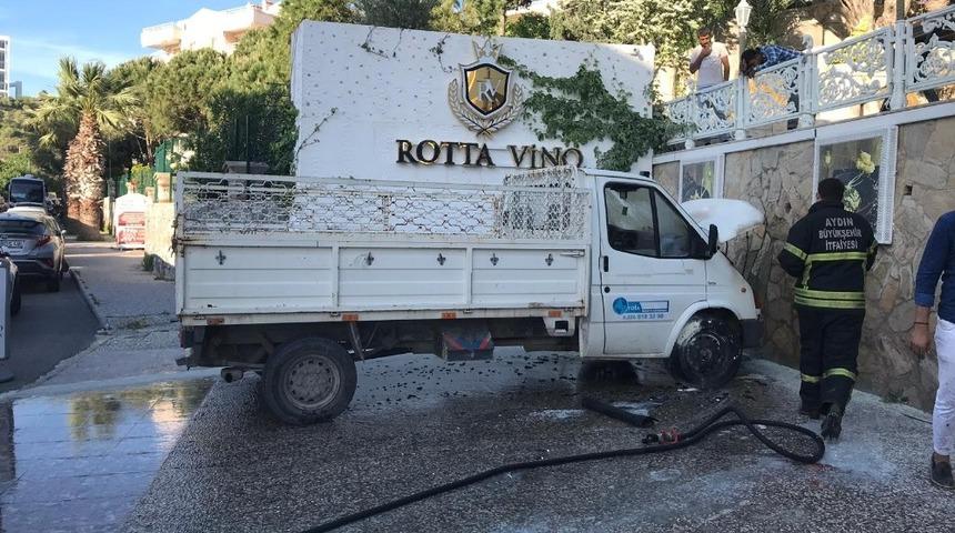 Kuşadası&rsquo;nda kamyonet park halindeyken yandı