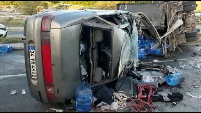 Çatalca'da freni patlayan kamyon otomobili altına aldı: 4 yaralı