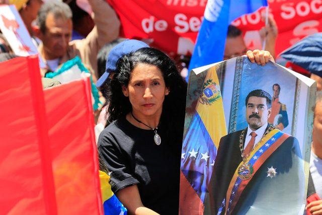 Maduro destekçileri başkanlık sarayı çevresinde