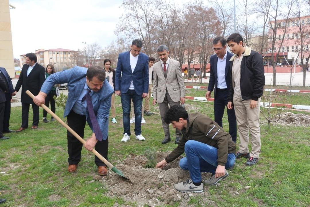 Ağrı Milli Eğitim M&uuml;d&uuml;r&uuml; Turan &ouml;ğrencilerle birlikte fidan dikti