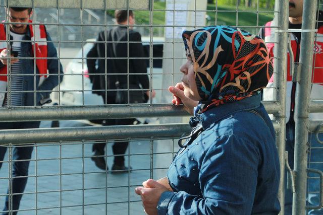 Taksim'de işe gitmek isteyenler polis bariyerini geçemedi