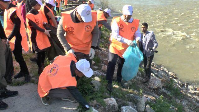 Tarihi Murat Köprüsü'nü çöplerden temizlediler