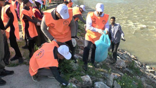 Tarihi Murat Köprüsü'nü çöplerden temizlediler