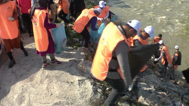 Tarihi Murat Köprüsü'nü çöplerden temizlediler