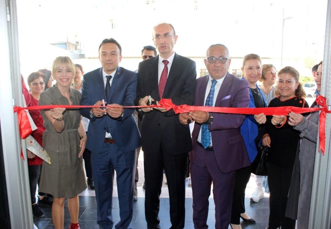 &Ouml;ğrenciler i&ccedil; d&uuml;nyasını tuvallere işledi