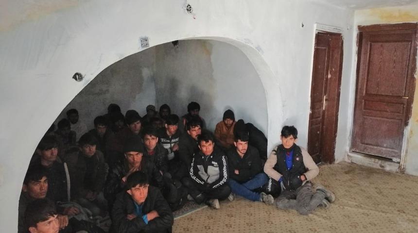 Metruk binada 36 ka&ccedil;ak g&ouml;&ccedil;men yakalandı