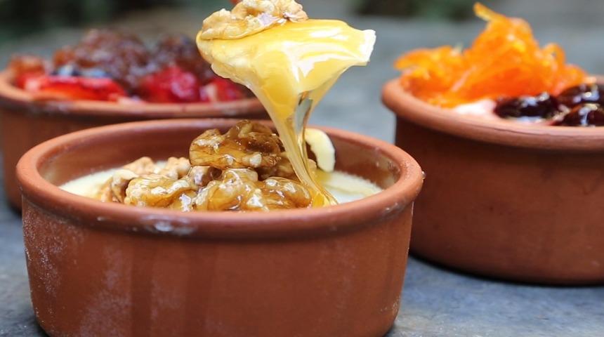 Sade Yoğurdu Kurnazca Tatlıya Dönüştürmenin 5 Yolu