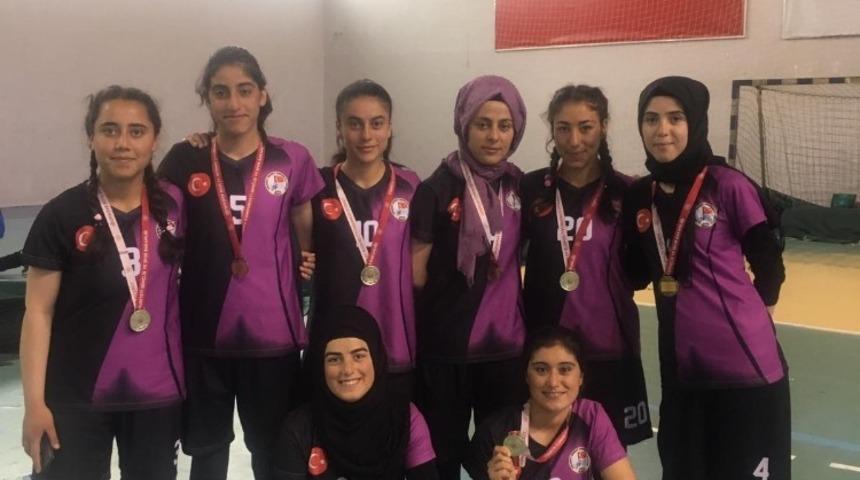 &Ouml;zalplı kız &ouml;ğrenciler T&uuml;rkiye birincisi oldu