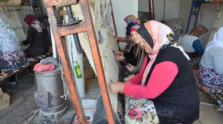 Simavlı kadınlar hayatı &rsquo;İlmek ilmek&rsquo; kazanıyor