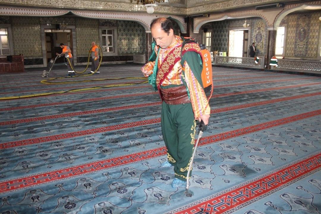 Elazığ&rsquo;da cami ve t&uuml;rbeler "g&uuml;l" gibi kokuyor